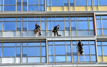 Jasa Pembersihan Kaca Gedung